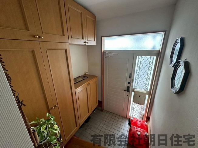 【玄関】 | 西川津町中古戸建兼店舗事務所 | 収納もある玄関です