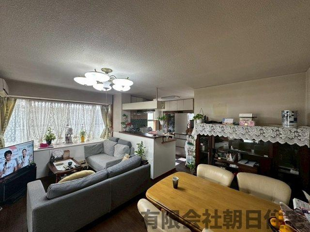 【居間・リビング】 | 西川津町中古戸建兼店舗事務所 | ゆったり過ごせる居間です