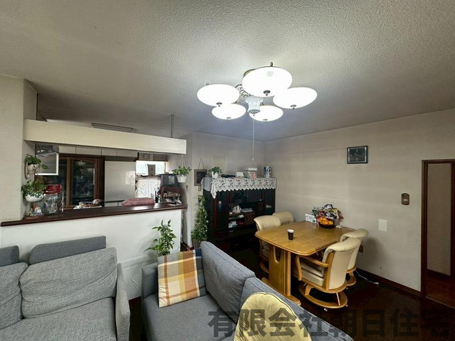 【居間・リビング】 | 西川津町中古戸建兼店舗事務所 | ゆったり過ごせる居間です