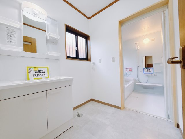 【中古戸建】前橋市箱田町の独立洗面台|■洗面室｜ゆとりのある洗面脱衣室ではお子様と並んで歯磨きもできるので一緒に成長を楽しめます♪ひろびろとした洗面室で、朝の準備も楽しくなります☆.*