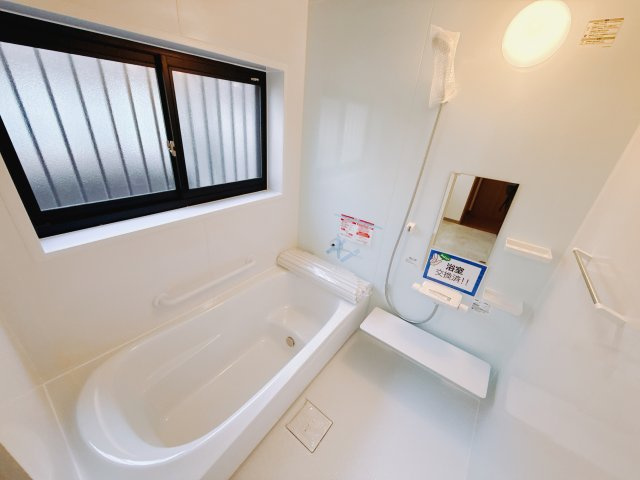 【中古戸建】前橋市箱田町の浴室|■浴室｜大人が足を伸ばしても入れる広々浴槽ですので、肩まで浸かって体全体をしっかり温められます。大きな窓がついておりますので、湿気で篭りがちなバスルームも換気することができます( ＾＾ )
