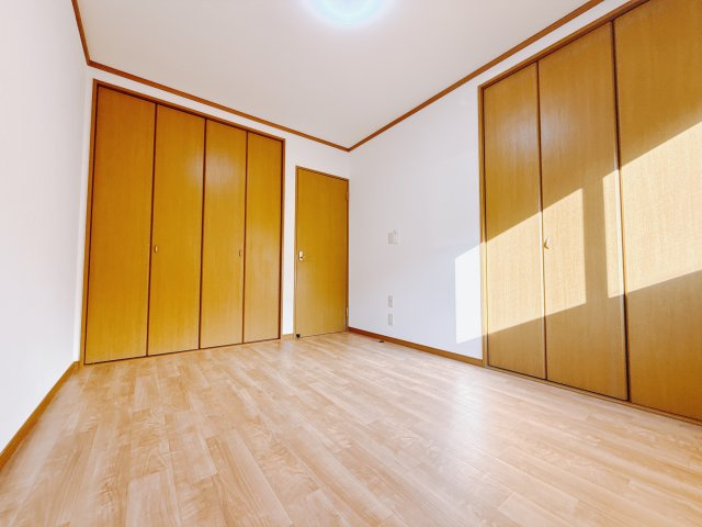 【中古戸建】前橋市箱田町の洋室|■2階洋室｜お子様の一人部屋にピッタリな洋室。木のぬくもりを感じるフローリングは、天然木の味わいが時とともに深みを増していきます。また、傷にも強く、フリーワックスでお手入れもラクラクです♪