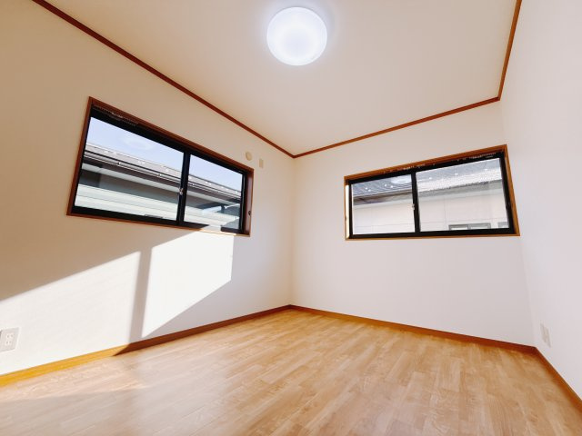 【中古戸建】前橋市箱田町の洋室|■2階洋室｜ナチュラルカラーの床です。模様替えなどとても楽しく工夫できます♪陽当たり、風通しもとても良いので毎日快適な生活スタートです！子供部屋にも良いですね♪