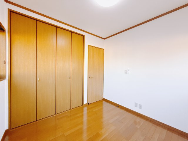 【中古戸建】前橋市箱田町の洋室|■2階洋室｜2階各居室には収納をご用意しています♪常にお部屋を綺麗に保てます！小さなお子様も自然とお片付けができるようになるのでうれしいですよね！