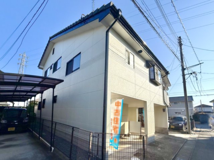 【中古戸建】前橋市箱田町の外観|■外観｜窓の配置や、爽やかな白ベースの外観が清潔感をもたらします。まっさらなキャンバスのような家にこだわりを彩って…始めよう、あなただけの豊かな暮らし( ＾＾ )