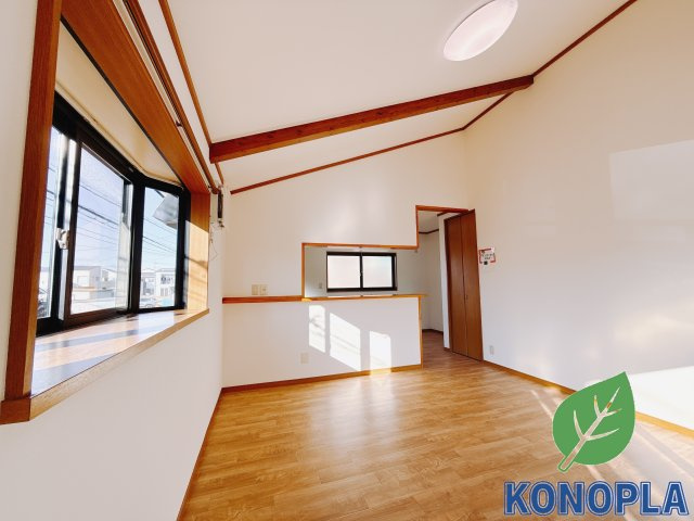 【中古戸建】前橋市箱田町の居間・リビング|■2階リビング｜時の流れと共に陽射しは装いを変え空間に新たな彩りを与えます。一日中家に居ても飽きることなく過ごすことができる素敵な空間です♪