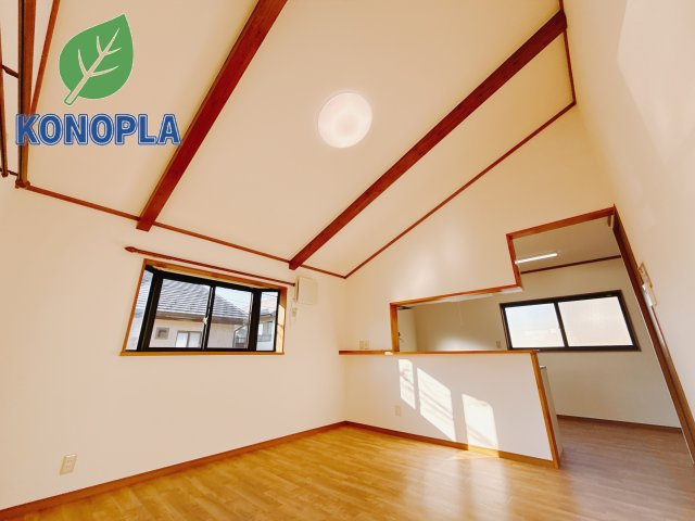 【中古戸建】前橋市箱田町の内装|■2階リビング｜陽当たり良好のリビングダイニング♪賃貸では叶わなかった、お友達とのホームパーティや大音量で映画やテレビを楽しむことができます(*^^*)