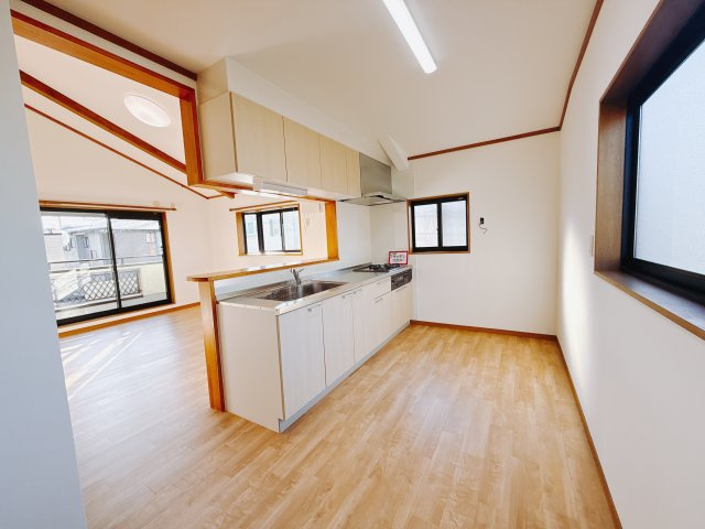 【中古戸建】前橋市箱田町の居間・リビング|■2階リビング｜落ち着きのある表情を見せるリビングダイニング。太陽の光がたっぷり差し込むリビングは、自然とご家族が集まる居心地の良い空間です。