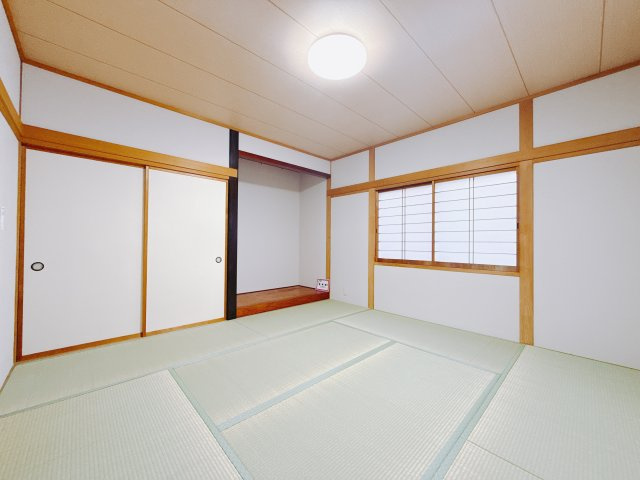 【中古戸建】前橋市箱田町の和室|■1階和室｜意外と場所をとるアイロンがけや、お洗濯物を畳むときにも広々と使うことができ、ちょっと一休みしたいとき、すぐに横になれるのも魅力です♪