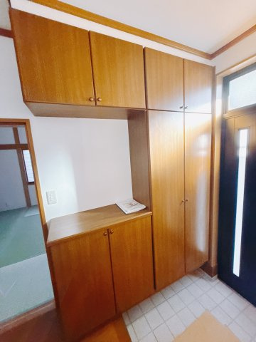 【中古戸建】前橋市箱田町の玄関|■玄関｜「玄関から、我が家を心地よく。自然の風や光を感じられる気持ちのいい玄関へ。」永く居心地のいい暮らしを演出する快適性能と安心を両立させたドアを採用しました！