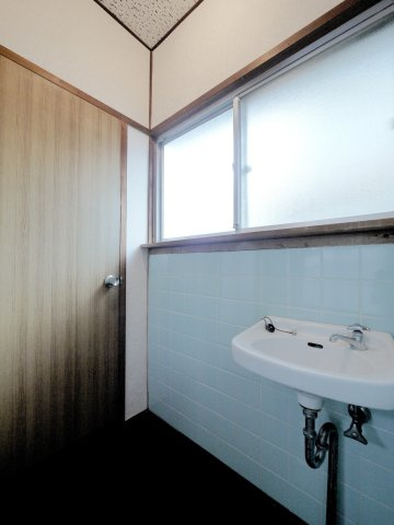 高柳西町貸家の洗面所