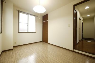 フレンズ東古松の洋室