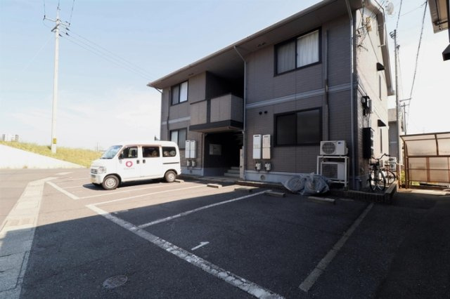 セレーノ・今保　B棟の駐車場