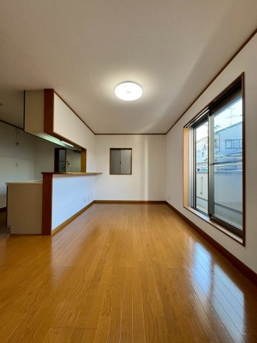 寝屋川市田井町の居間・リビング|約14.3帖のリビング。2階リビングで、水回りも集まっているので家事のしやすい間取りとなっております！