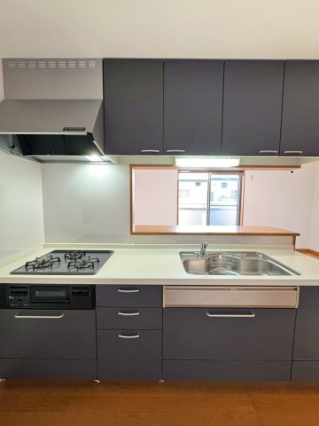 寝屋川市田井町のキッチン|上下収納付きのシステムキッチン。広さのあるキッチンでお料理もはかどります！
