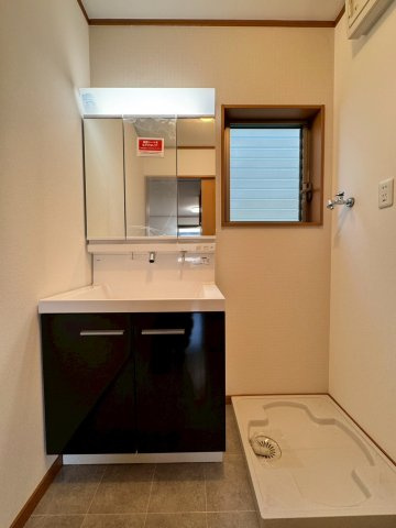 寝屋川市田井町の独立洗面台|シンプルで使いやすい3面鏡付き洗面化粧台です。
小窓もあり、換気も安心です。