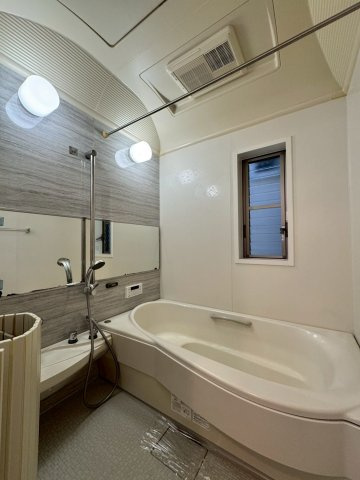 寝屋川市田井町の浴室|ゆったり足を延ばしてくつろげる広さのある浴室です。
部屋干しに大活躍の浴室乾燥機付きです。