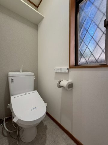 寝屋川市田井町のトイレ|小窓付きで換気も安心です。