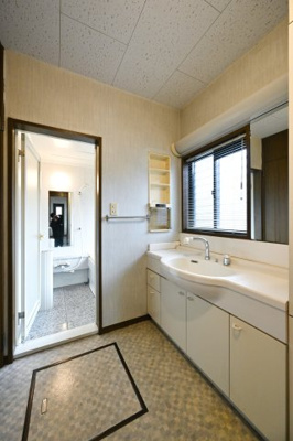 【独立洗面台】 | 太田市新田上江田町　中古住宅 | 収納力が豊富な洗面台はドライヤーから化粧品までスッキリ収納できます♪