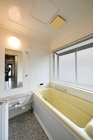 【浴室】 | 太田市新田上江田町　中古住宅 | 清潔感あるお風呂はフルオートバスでお湯張りもラクラク♪
お風呂は窓があるので換気もできます。