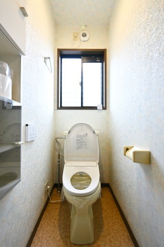 【トイレ】 | 太田市新田上江田町　中古住宅 | 暖房便座などがついた高機能シャワートイレです。