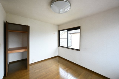 【洋室】 | 太田市新田上江田町　中古住宅 | 2階の各居室にはしっかりとした容量のスペースを確保しているので、お部屋は美しい空間を保てますね♪