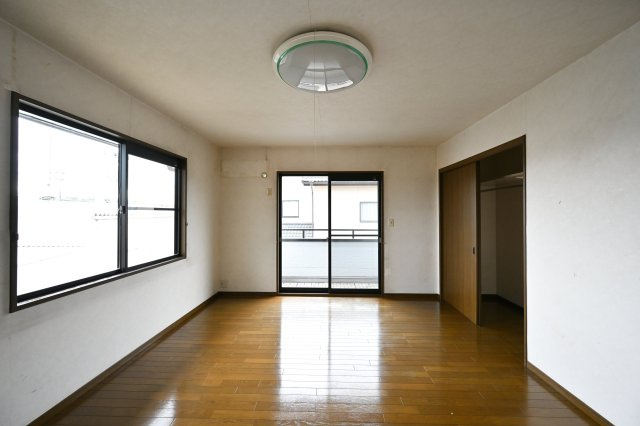 【洋室】 | 太田市新田上江田町　中古住宅 | 2階のベッドルームはバルコニーとつながっています。
たっぷり光が入るので気持ちよく目覚められます♪ 