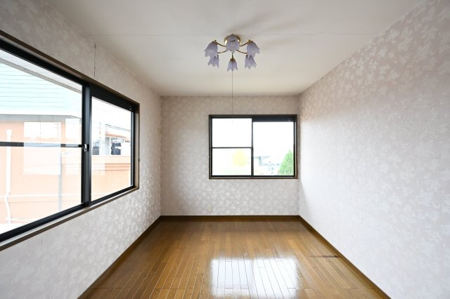 【洋室】 | 太田市新田上江田町　中古住宅 | 2面採光の明るい洋室は子供部屋にもピッタリです♪