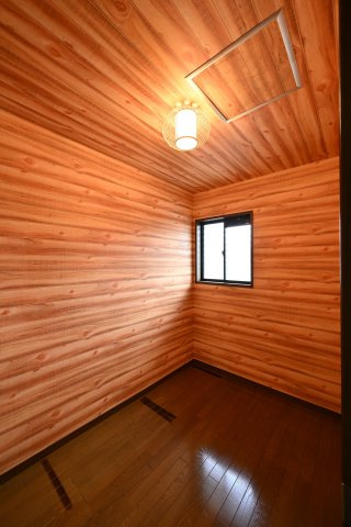 【収納】 | 太田市新田上江田町　中古住宅 | 2階には広々とした納戸がありたっぷり収納ができる他、書斎としても利用できます。