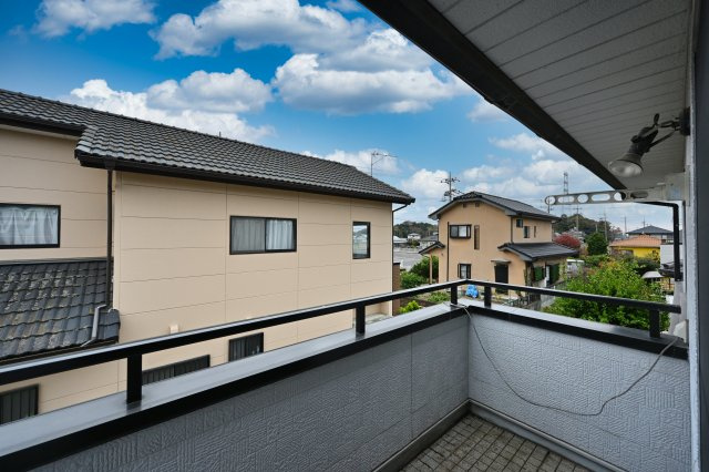 【バルコニー】 | 太田市新田上江田町　中古住宅 | バルコニーは屋根付きのインナーバルコニーとなっております。
洗濯物を突然の雨から守ってくれます♪