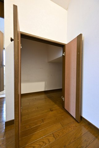 【収納】 | 太田市新田上江田町　中古住宅 | 階段下に収納があり掃除用具や冷暖房器具をたっぷり収納できます。