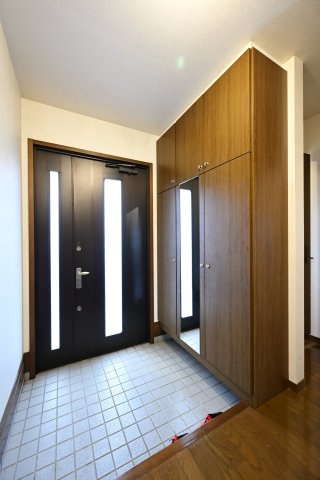 【玄関】 | 太田市新田上江田町　中古住宅 | 天井までの高さがあるたっぷり玄関収納。可動棚で調整可能ですので、背の高いブーツもすっぽり収まります。