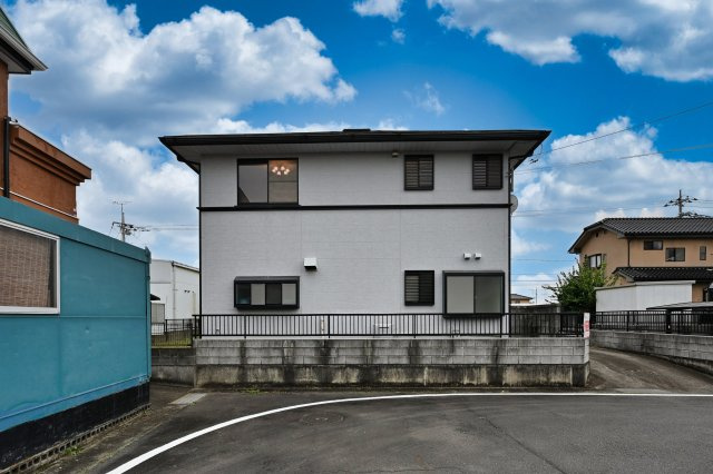 【前面道路含む現地写真】 | 太田市新田上江田町　中古住宅 | 前面道路ひろびろとしており車どおりも少ないので駐車がしやすいです。