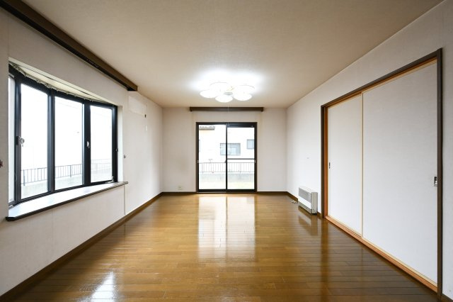 【居間・リビング】 | 太田市新田上江田町　中古住宅 | 広々としていて明るい日差しもたくさん入ってきます。家具を置いてもゆとりある空間となっております♪