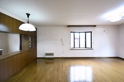 【居間・リビング】 | 太田市新田上江田町　中古住宅 | 温かみのある木目のフローリングが印象的なリビング。
家族団らんの時間をゆったりとお楽しみください♪