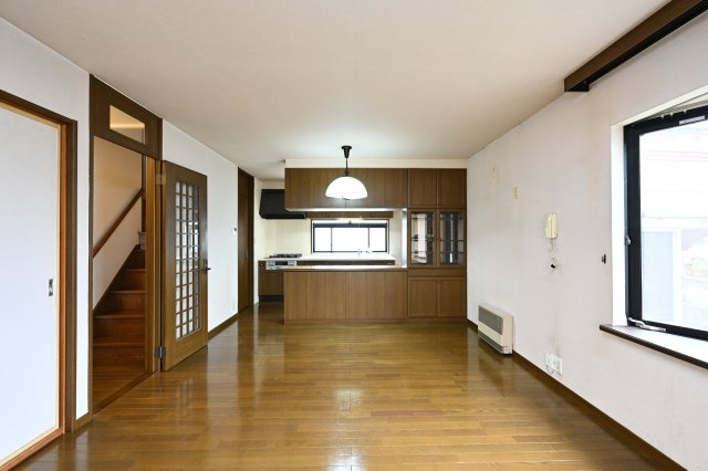 【居間・リビング】 | 太田市新田上江田町　中古住宅 | お友達を呼んでホームパーティーもできる広々ダイニングです♪