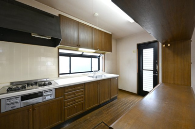 【キッチン】 | 太田市新田上江田町　中古住宅 | キッチンは対面カウンター付きでお食事の準備をしながらでもご家族とのコミュニケーションを楽しめます♪