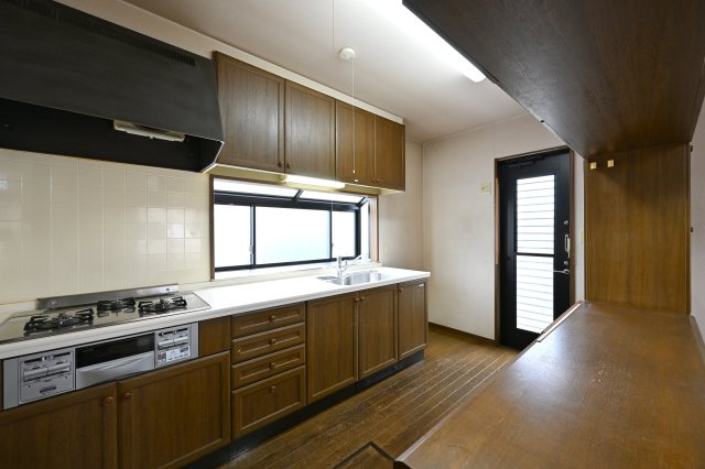 【キッチン】 | 太田市新田上江田町　中古住宅 | キッチンは対面カウンター付きでお食事の準備をしながらでもご家族とのコミュニケーションを楽しめます♪