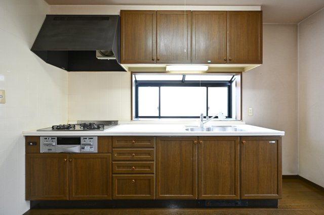 【キッチン】 | 太田市新田上江田町　中古住宅 | 家族並んで料理ができるワイドカウンターのキッチン♪ 
吊戸棚付きで調理道具もたっぷり収納できます♪  