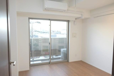 【居間・リビング】 | LUNIQ高島平 | こちらのリビングで趣味の時間をお楽しみください