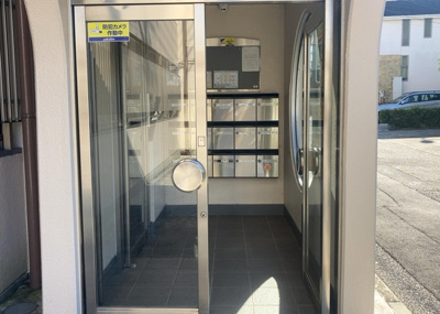 【ロビー】 | エル山王 | ロビーというと、エントランスと何がちがうの？と思いますよね。実はロビーとエントランスには明確な決まりはありません。物件によっては、エントランスを入って広がるある程度の広さのある空間がロビーとなります。