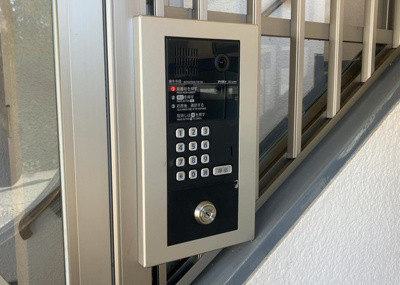 【防犯設備】 | エル山王 | 当然のことではありますが、オートロックやセンサーライト、ホームセキュリティーなどの防犯設備があれば、小さいお子様がいるご家庭も安心ですよね！まず物件購入の際は、防犯設備もチェックするようにしましょう。