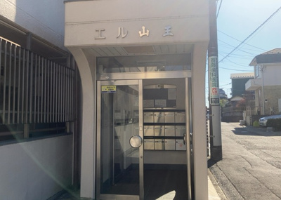 【その他】 | エル山王 | 玄関は家の顔でもあり、家族以外の目にも止まる場所です。玄関は外との間を仕切る扉、靴などをしまっておく収納スペース、靴脱ぎのたたきスペース、来客とのやり取りをするドアホンなど複数のアイテムからなります。
