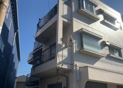 【バルコニー】 | エル山王 | 一般的なバルコニーは、奥行1.5ｍ程ですが、ワイルドバルコニーは2ｍまで広がっています。そのため洗濯物の間隔をあけ干すことができ、乾きやすいというメリットや、ガーデニングが楽しめる等の特徴があります。