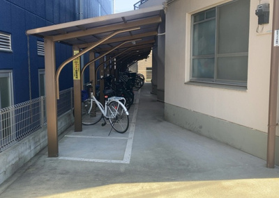 【駐車場】 | エル山王 | 車一台あたりに必要なスペースは、標準サイズの普通自動車で横幅2m50cm、長さ5mは必要になります。ただし、乗降のことも考慮して横幅3m30cm、長さ5m50cmほどは確保できるところを選びましょう。