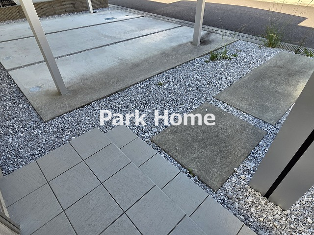 香美市土佐山田町　中古戸建ての玄関|玄関ポーチ＆駐車場