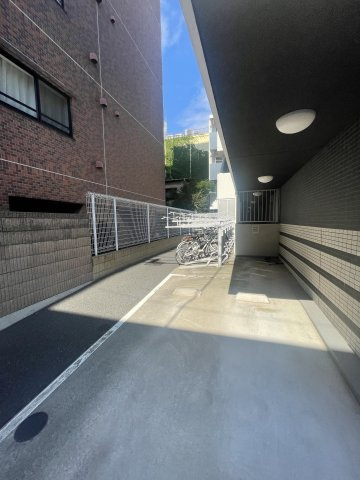 PREMIUM CUBE中野新橋の駐車場