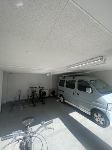 PREMIUM CUBE中野新橋の駐車場