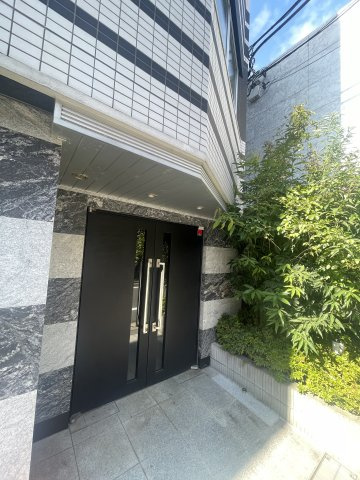 PREMIUM CUBE中野新橋のエントランス