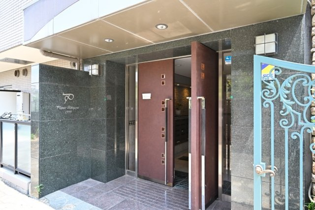 プラネット市ヶ谷のエントランス